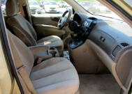 2006 Kia Sedona in Oak Grove, MO 64075 - 18072463 8