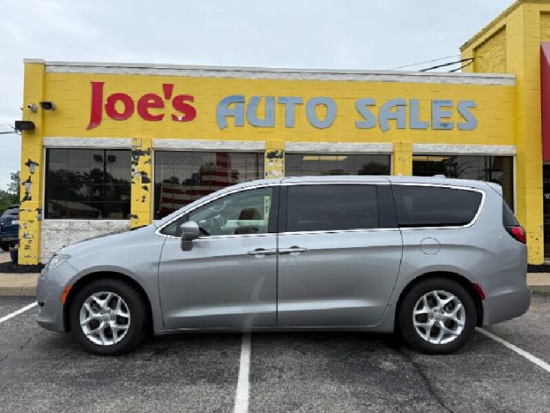 2018 Chrysler Pacifica in Indianapolis, IN 46222-4002 - 18142342
