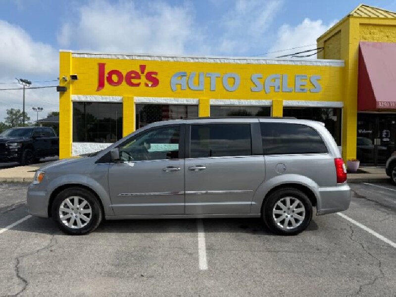 2016 Chrysler Town & Country in Indianapolis, IN 46222-4002 - 18150828