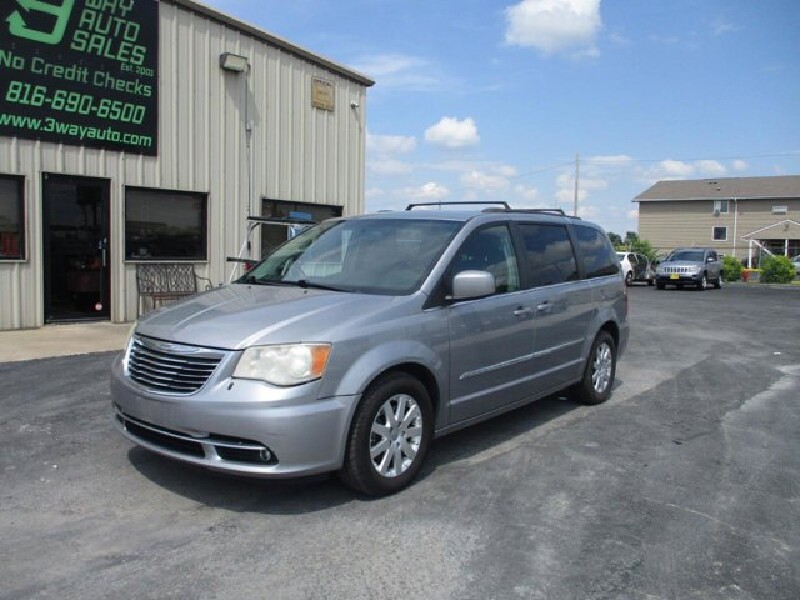 2013 Chrysler Town & Country in Oak Grove, MO 64075 - 18150907