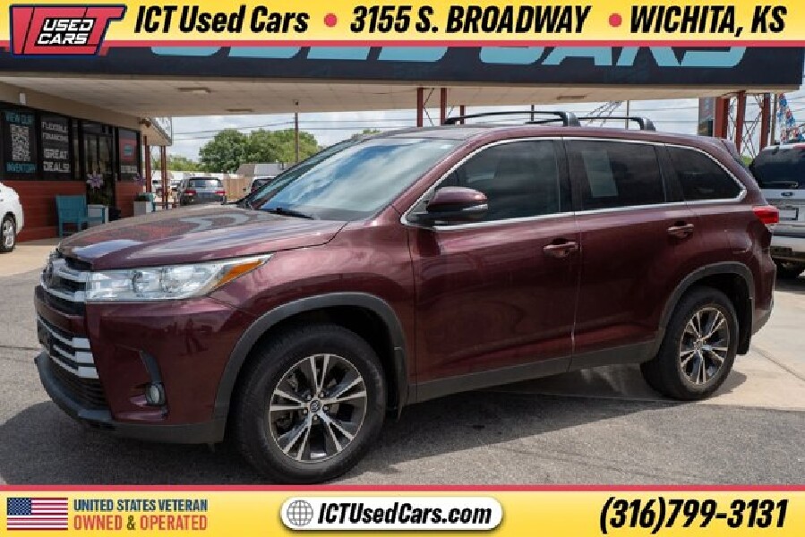 2019 Toyota Highlander in Wichita, KS 67216 - 18150960