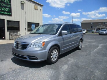 2015 Chrysler Town & Country in Oak Grove, MO 64075